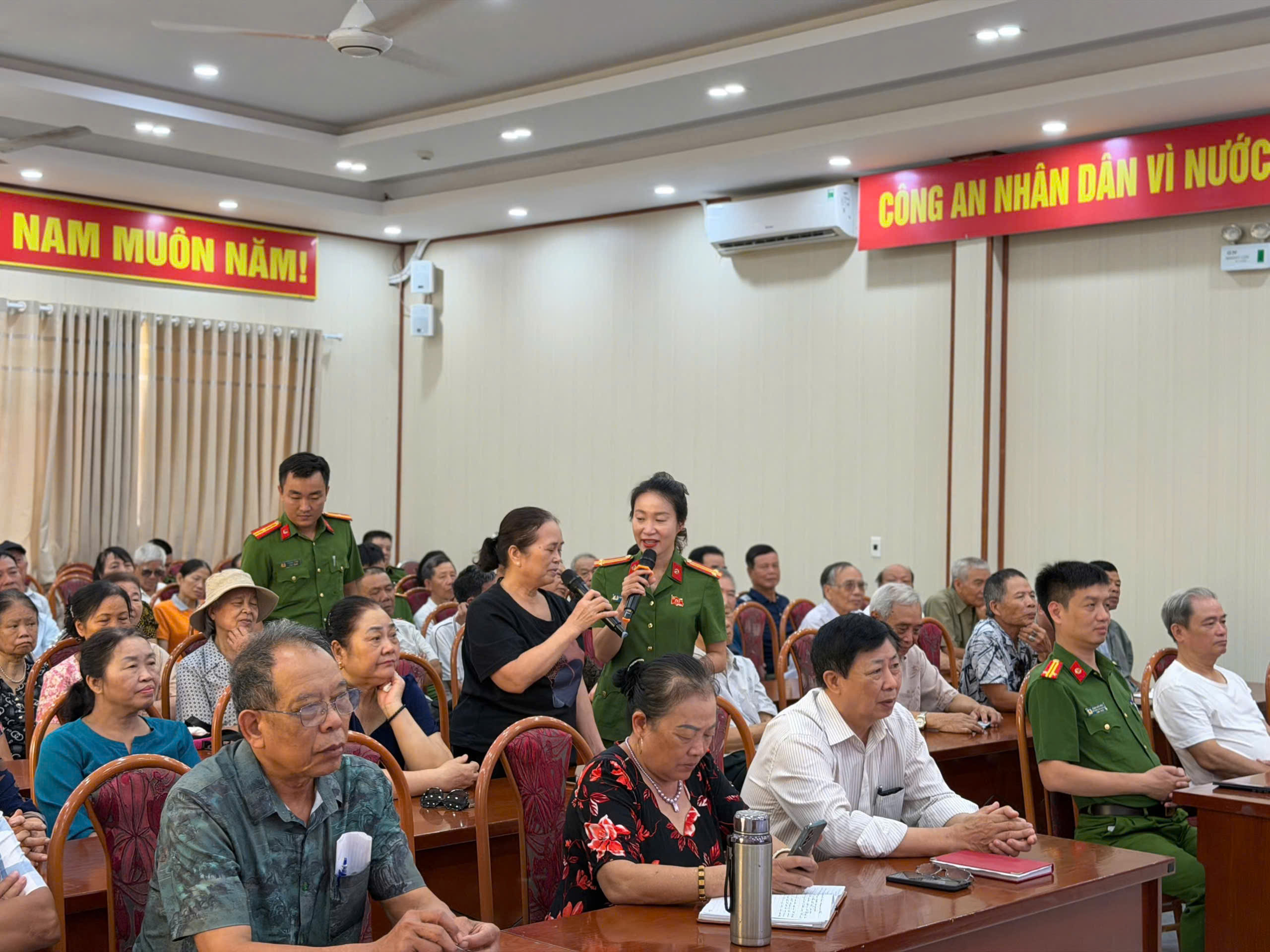 Công an phường Ngô Quyền tuyên truyền, cảnh báo các thủ đoạn lừa đảo trên không gian mạng và kỹ năng phòng tránh dành cho người cao tuổi 